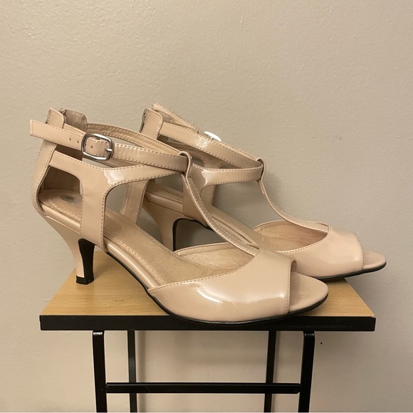 Town Shoes Chic Nude T-Strap Low Heel - Size 9 - Picture 5 of 16